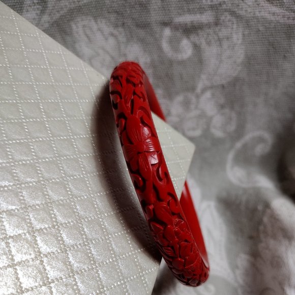 🎬Vintage🎬 Carved Cinnabar Bangle Bracelet - Picture 6 of 8